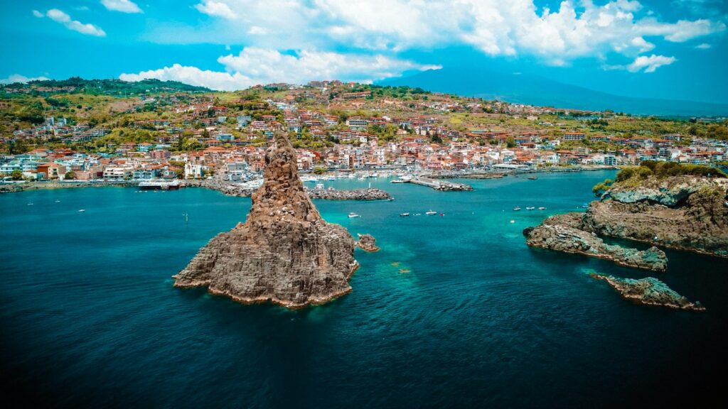 I faraglioni di Aci Trezza e la costa dell'Aci, a nord di Catania