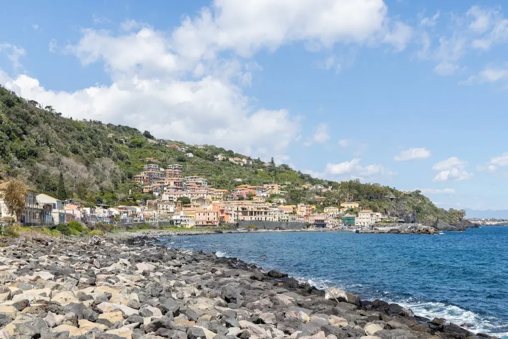 La costa di Acireale con il borgo sul mare
