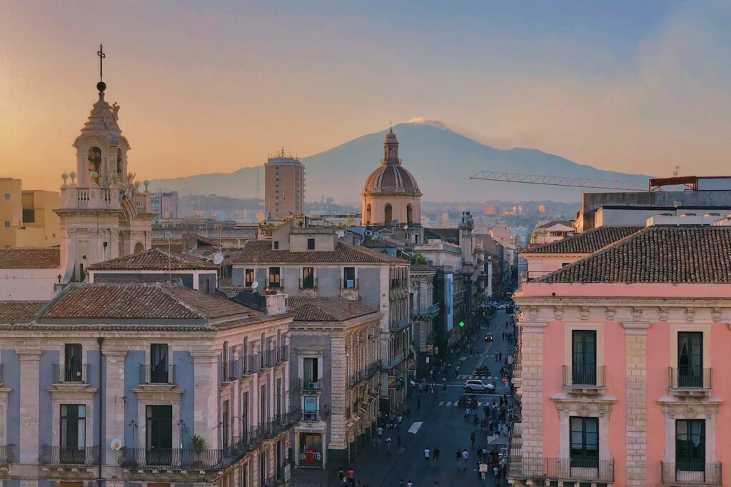 Via Etnea a Catania con l'Etna sullo sfondo