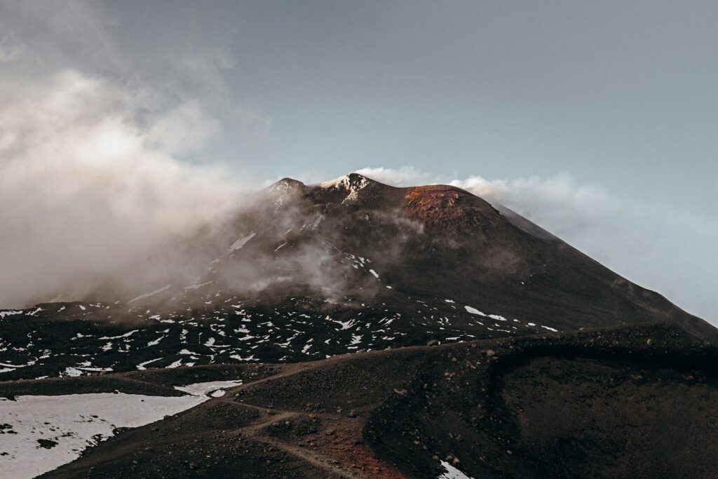 I crateri dell'Etna sopra Nicolosi, con fumo e neve