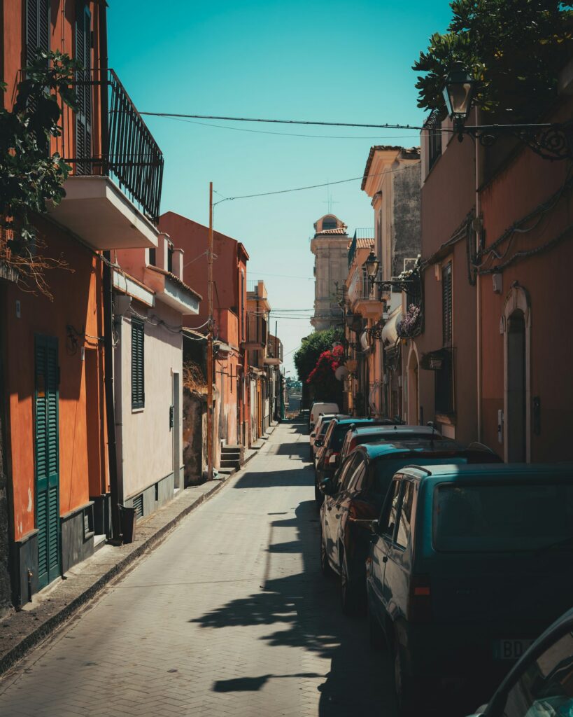 Una strada residenziale con palazzine in un comune dell'hinterland di Catania