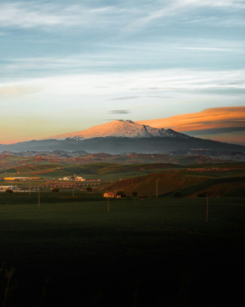 Campagna etnea al tramonto con l'Etna sullo sfondo