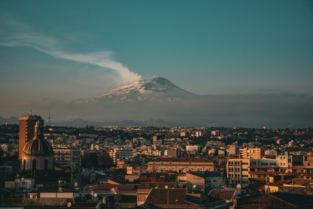 L'hinterland di Catania con l'Etna sullo sfondo