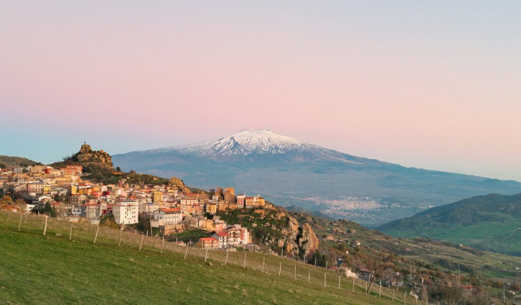 Un borgo etneo sul versante dell'Etna, con la montagna sullo sfondo