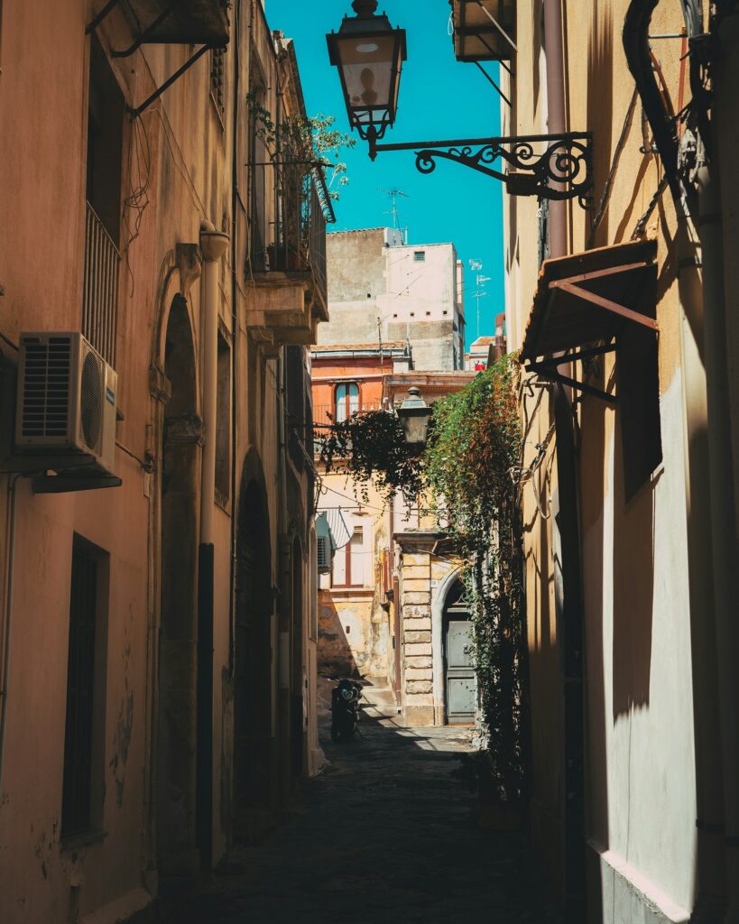 Un vicolo residenziale in un comune alle porte di Catania